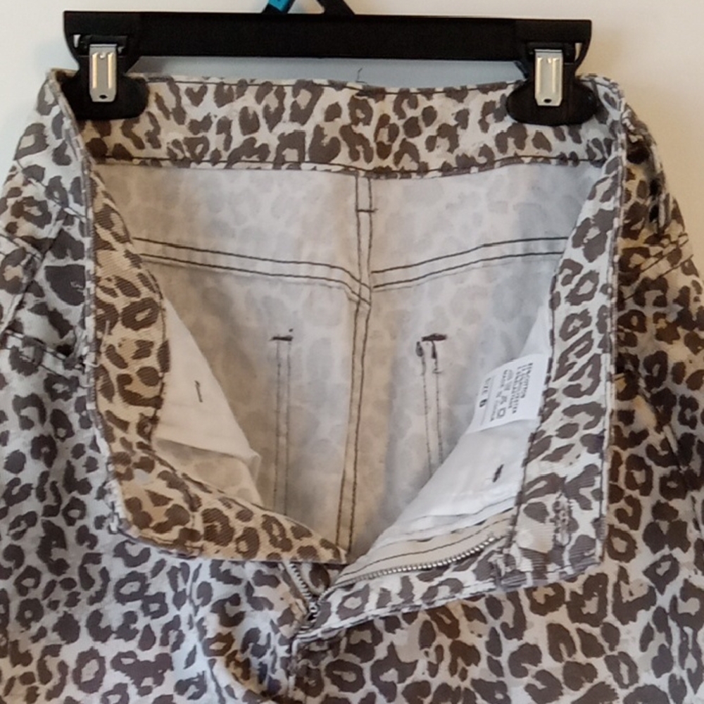 Cheetah Print Wide-Leg Jeans - Picture 6 of 6